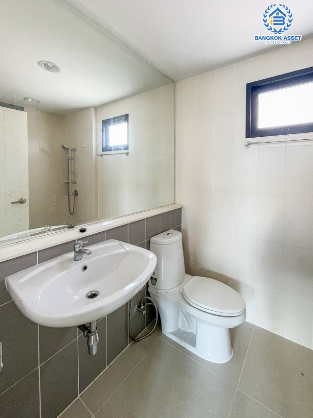 ทาวน์โฮม 3 ชั้นมือสอง โครงการ บ้านกลางเมือง กัลปพฤกษ์ เนื้อที่กว้าง 16.50 ตร.ว. ฟังก์ชัน 3 ห้องนอน 3 ห้องน้ำ 1 ที่จอดรถ ภายในสภาพเหมือนใหม่ บนทำเลเดินทางสะดวก เชื่อมต่อถนนกัลปพฤกษ์ ถนนราชพฤกษ์ ภนนกาญจณาภิเษก ใกล้รถไฟฟ้าสายสีเขียว "สถานีวุฒากาศ " และทางด่วน "ศรีรัช"