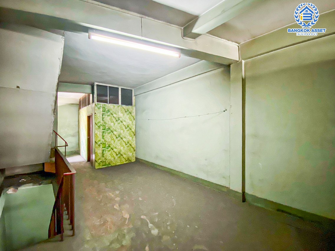 *****อาคารพาณิชย์ 4 ชั้นมือสอง ตลาดบางปะกอก สุขสวัสดิ์ หลังมุม เนื้อที่ 17 ตร.ว.พื้นที่ใช้สอย 182.40 ตร.ม. ฟังก์ชัน 4 ห้องนอน 4 ห้องน้ำ ลงทุนทำกิจการได้ ติดถนนใหญ่ บนทำเลเชื่อมต่อทั้งถนนสุขสวัสดิ์ และ ถนนราษฎร์บูรณะ ใกล้โลตัล บางปะกง,แม็คโคร ฟู้ดเซอร์วิส สุขสวัสดิ์,บิ๊กซี ซูเปอร์เซ็นเตอร์ บางปะกอก