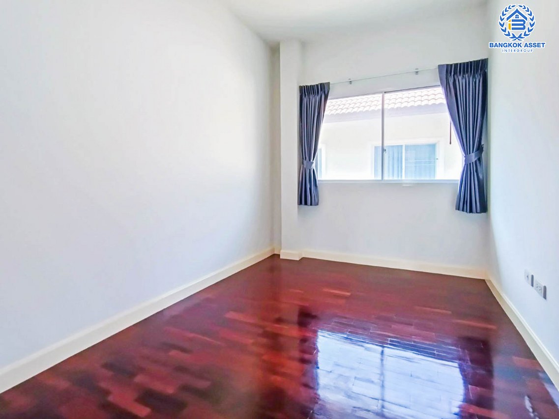 บ้านเดี่ยวมือสองนนทบุรี โครงการ นนทรีฟลอร่า กาญจนาภิเษก เนื้อที่กว้างขวางถึง 50.6 ตร.ว. ฟังก์ชัน 3 ห้องนอน 3 ห้องน้ำ 2 ที่จอดรถ แถมฟรี! 4 เครื่องปรับอากาศ บนทำเลเดินทางสะดวก เชื่อมต่อถนนกาญจนาภิเษก, ถนนบรมราชชนนี ใกล้เซ็นทรัลปิ่นเกล้า และทางด่วน "ศรีรัช"