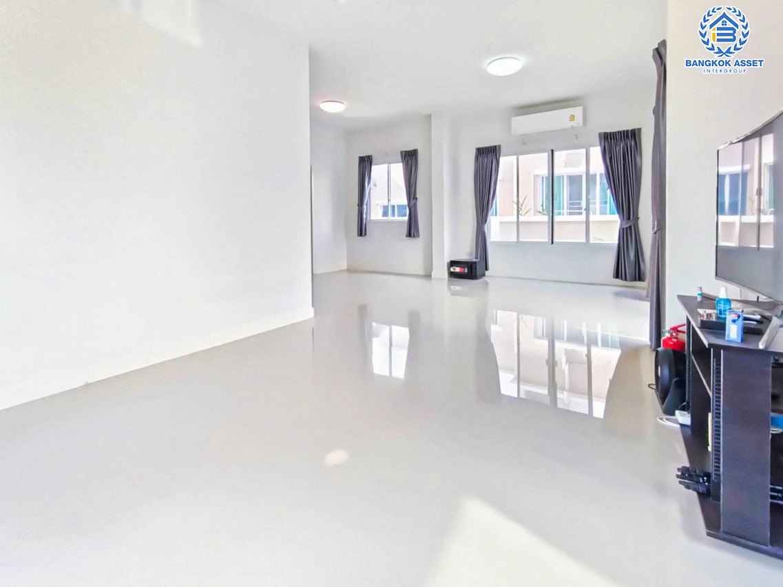 บ้านเดี่ยวมือสองนนทบุรี โครงการ นนทรีฟลอร่า กาญจนาภิเษก เนื้อที่กว้างขวางถึง 50.6 ตร.ว. ฟังก์ชัน 3 ห้องนอน 3 ห้องน้ำ 2 ที่จอดรถ แถมฟรี! 4 เครื่องปรับอากาศ บนทำเลเดินทางสะดวก เชื่อมต่อถนนกาญจนาภิเษก, ถนนบรมราชชนนี ใกล้เซ็นทรัลปิ่นเกล้า และทางด่วน "ศรีรัช"