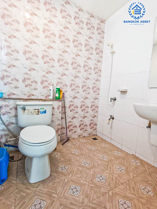 บ้านเดี่ยวมือสองนนทบุรี โครงการ นนทรีฟลอร่า กาญจนาภิเษก เนื้อที่กว้างขวางถึง 50.6 ตร.ว. ฟังก์ชัน 3 ห้องนอน 3 ห้องน้ำ 2 ที่จอดรถ แถมฟรี! 4 เครื่องปรับอากาศ บนทำเลเดินทางสะดวก เชื่อมต่อถนนกาญจนาภิเษก, ถนนบรมราชชนนี ใกล้เซ็นทรัลปิ่นเกล้า และทางด่วน "ศรีรัช"