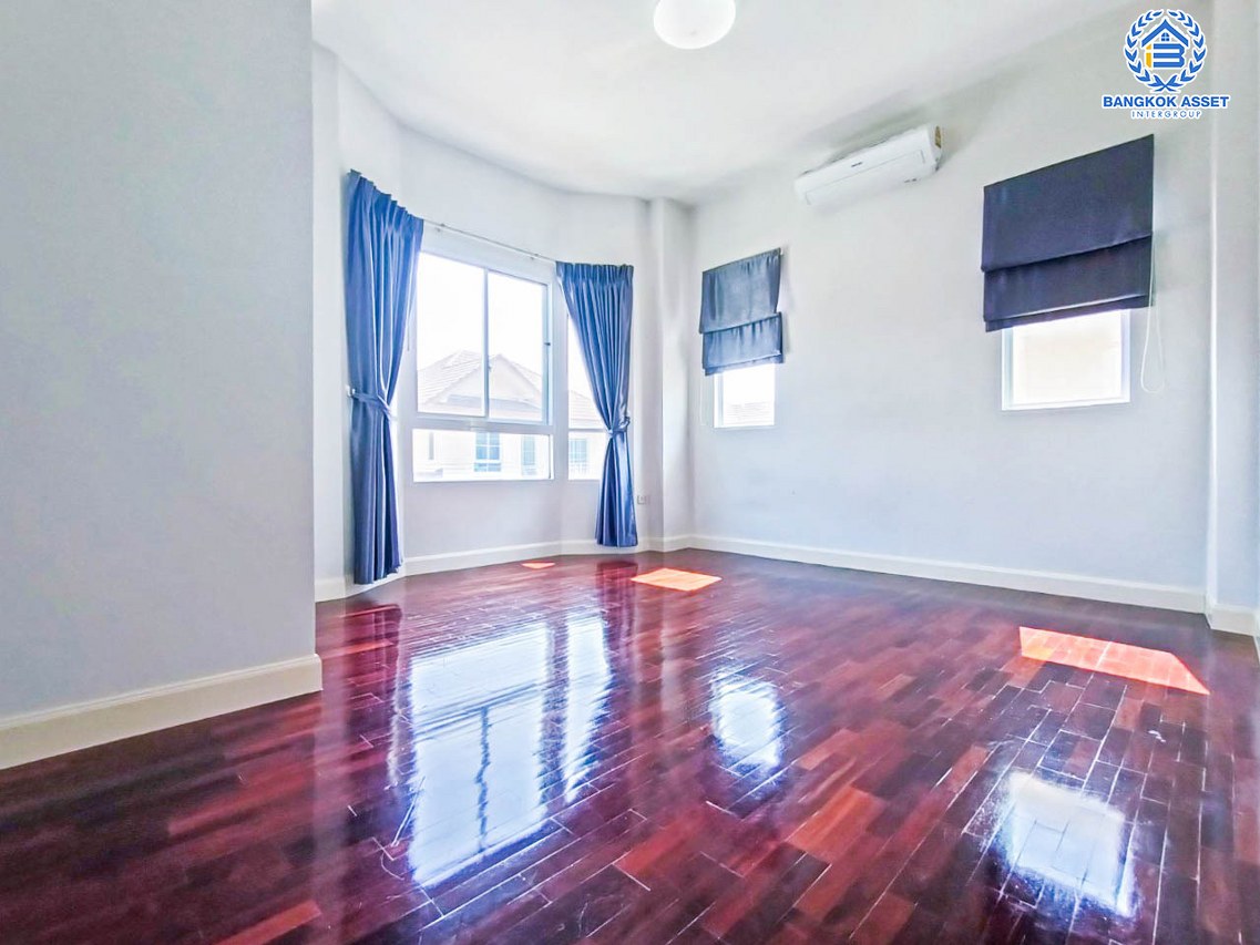 บ้านเดี่ยวมือสองนนทบุรี โครงการ นนทรีฟลอร่า กาญจนาภิเษก เนื้อที่กว้างขวางถึง 50.6 ตร.ว. ฟังก์ชัน 3 ห้องนอน 3 ห้องน้ำ 2 ที่จอดรถ แถมฟรี! 4 เครื่องปรับอากาศ บนทำเลเดินทางสะดวก เชื่อมต่อถนนกาญจนาภิเษก, ถนนบรมราชชนนี ใกล้เซ็นทรัลปิ่นเกล้า และทางด่วน "ศรีรัช"