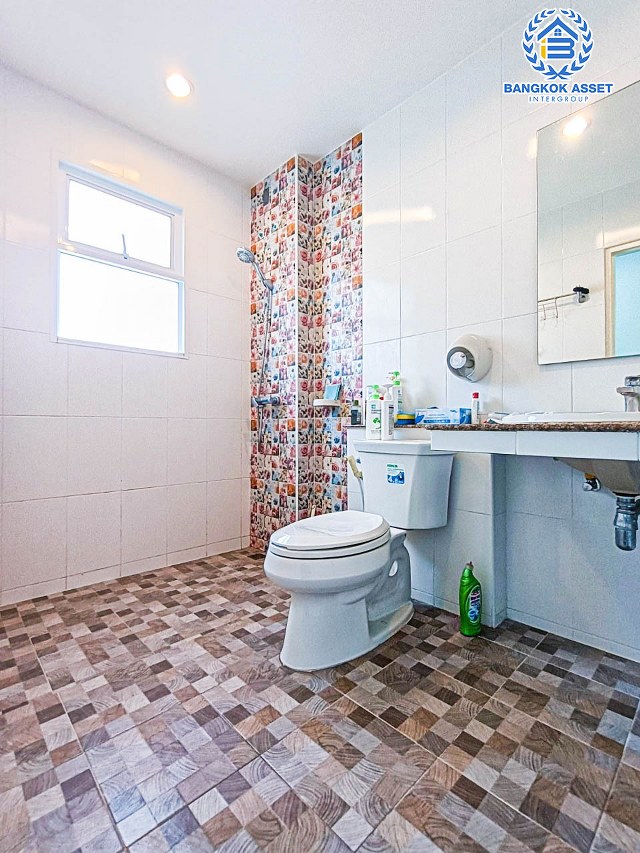 บ้านเดี่ยวมือสองนนทบุรี โครงการ นนทรีฟลอร่า กาญจนาภิเษก เนื้อที่กว้างขวางถึง 50.6 ตร.ว. ฟังก์ชัน 3 ห้องนอน 3 ห้องน้ำ 2 ที่จอดรถ แถมฟรี! 4 เครื่องปรับอากาศ บนทำเลเดินทางสะดวก เชื่อมต่อถนนกาญจนาภิเษก, ถนนบรมราชชนนี ใกล้เซ็นทรัลปิ่นเกล้า และทางด่วน "ศรีรัช"