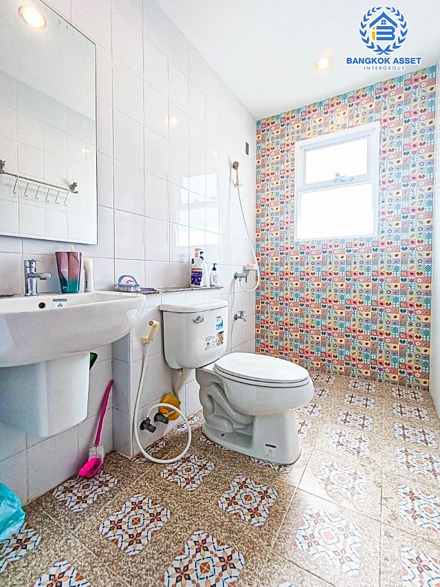 บ้านเดี่ยวมือสองนนทบุรี โครงการ นนทรีฟลอร่า กาญจนาภิเษก เนื้อที่กว้างขวางถึง 50.6 ตร.ว. ฟังก์ชัน 3 ห้องนอน 3 ห้องน้ำ 2 ที่จอดรถ แถมฟรี! 4 เครื่องปรับอากาศ บนทำเลเดินทางสะดวก เชื่อมต่อถนนกาญจนาภิเษก, ถนนบรมราชชนนี ใกล้เซ็นทรัลปิ่นเกล้า และทางด่วน "ศรีรัช"