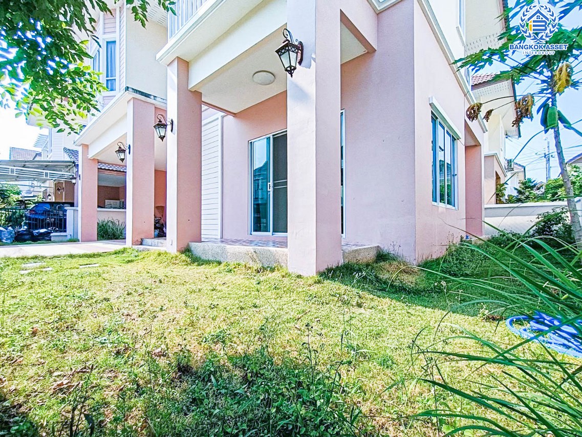 บ้านเดี่ยวมือสองนนทบุรี โครงการ นนทรีฟลอร่า กาญจนาภิเษก เนื้อที่กว้างขวางถึง 50.6 ตร.ว. ฟังก์ชัน 3 ห้องนอน 3 ห้องน้ำ 2 ที่จอดรถ แถมฟรี! 4 เครื่องปรับอากาศ บนทำเลเดินทางสะดวก เชื่อมต่อถนนกาญจนาภิเษก, ถนนบรมราชชนนี ใกล้เซ็นทรัลปิ่นเกล้า และทางด่วน "ศรีรัช"