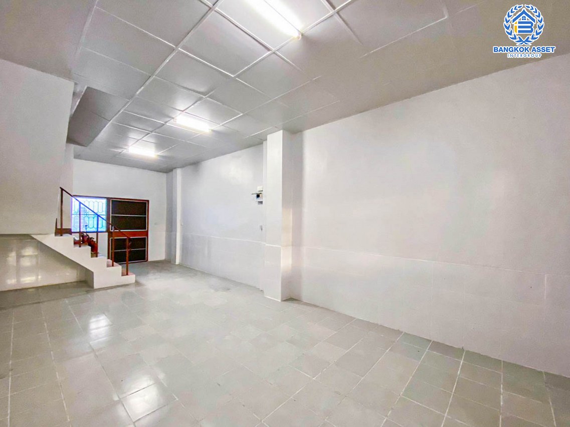 *****ทาวน์เฮ้าส์มือสองนนทบุรี หมู่บ้าน บุษบาวิลล์ ราชพฤกษ์ เนื้อที่กว้างเกือบ 22 ตร.ว. ฟังก์ชัน 2 ห้องนอน 2 ห้องน้ำ 1 ที่จอดรถ บ้านสภาพดี บนทำเลเยี่ยม เชื่อมต่อถนนรัตนาธิเบศร์, ถนนราชพฤกษ์ เพียง 10 นาทีก็ถึงรถไฟฟ้าสายสีม่วง "สถานีบางรักน้อย ท่าอิฐ" จองด่วน!