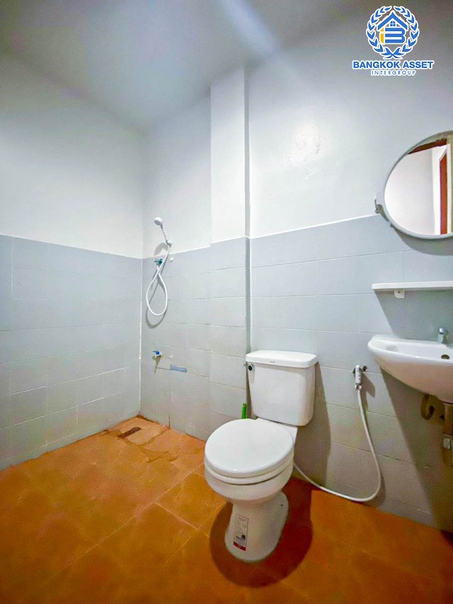 *****ทาวน์เฮ้าส์มือสองนนทบุรี หมู่บ้าน บุษบาวิลล์ ราชพฤกษ์ เนื้อที่กว้างเกือบ 22 ตร.ว. ฟังก์ชัน 2 ห้องนอน 2 ห้องน้ำ 1 ที่จอดรถ บ้านสภาพดี บนทำเลเยี่ยม เชื่อมต่อถนนรัตนาธิเบศร์, ถนนราชพฤกษ์ เพียง 10 นาทีก็ถึงรถไฟฟ้าสายสีม่วง "สถานีบางรักน้อย ท่าอิฐ" จองด่วน!