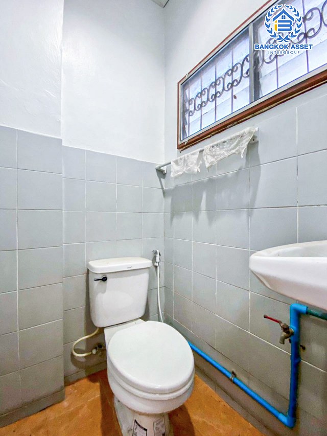 *****ทาวน์เฮ้าส์มือสองนนทบุรี หมู่บ้าน บุษบาวิลล์ ราชพฤกษ์ เนื้อที่กว้างเกือบ 22 ตร.ว. ฟังก์ชัน 2 ห้องนอน 2 ห้องน้ำ 1 ที่จอดรถ บ้านสภาพดี บนทำเลเยี่ยม เชื่อมต่อถนนรัตนาธิเบศร์, ถนนราชพฤกษ์ เพียง 10 นาทีก็ถึงรถไฟฟ้าสายสีม่วง "สถานีบางรักน้อย ท่าอิฐ" จองด่วน!