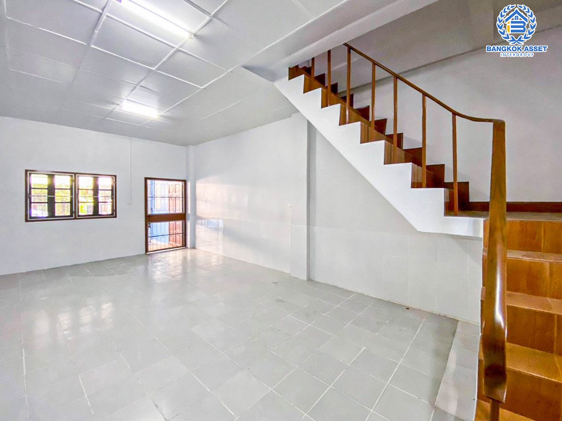 *****ทาวน์เฮ้าส์มือสองนนทบุรี หมู่บ้าน บุษบาวิลล์ ราชพฤกษ์ เนื้อที่กว้างเกือบ 22 ตร.ว. ฟังก์ชัน 2 ห้องนอน 2 ห้องน้ำ 1 ที่จอดรถ บ้านสภาพดี บนทำเลเยี่ยม เชื่อมต่อถนนรัตนาธิเบศร์, ถนนราชพฤกษ์ เพียง 10 นาทีก็ถึงรถไฟฟ้าสายสีม่วง "สถานีบางรักน้อย ท่าอิฐ" จองด่วน!