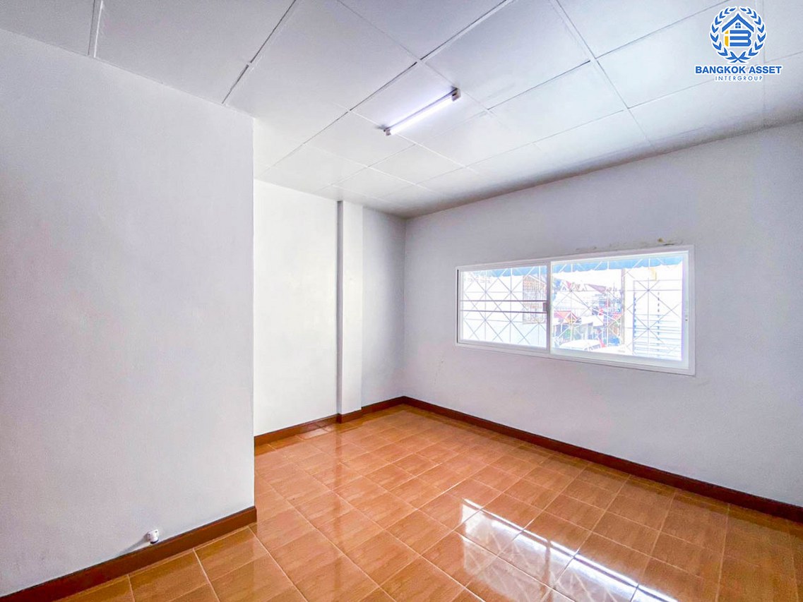 *****ทาวน์เฮ้าส์มือสองนนทบุรี หมู่บ้าน บุษบาวิลล์ ราชพฤกษ์ เนื้อที่กว้างเกือบ 22 ตร.ว. ฟังก์ชัน 2 ห้องนอน 2 ห้องน้ำ 1 ที่จอดรถ บ้านสภาพดี บนทำเลเยี่ยม เชื่อมต่อถนนรัตนาธิเบศร์, ถนนราชพฤกษ์ เพียง 10 นาทีก็ถึงรถไฟฟ้าสายสีม่วง "สถานีบางรักน้อย ท่าอิฐ" จองด่วน!