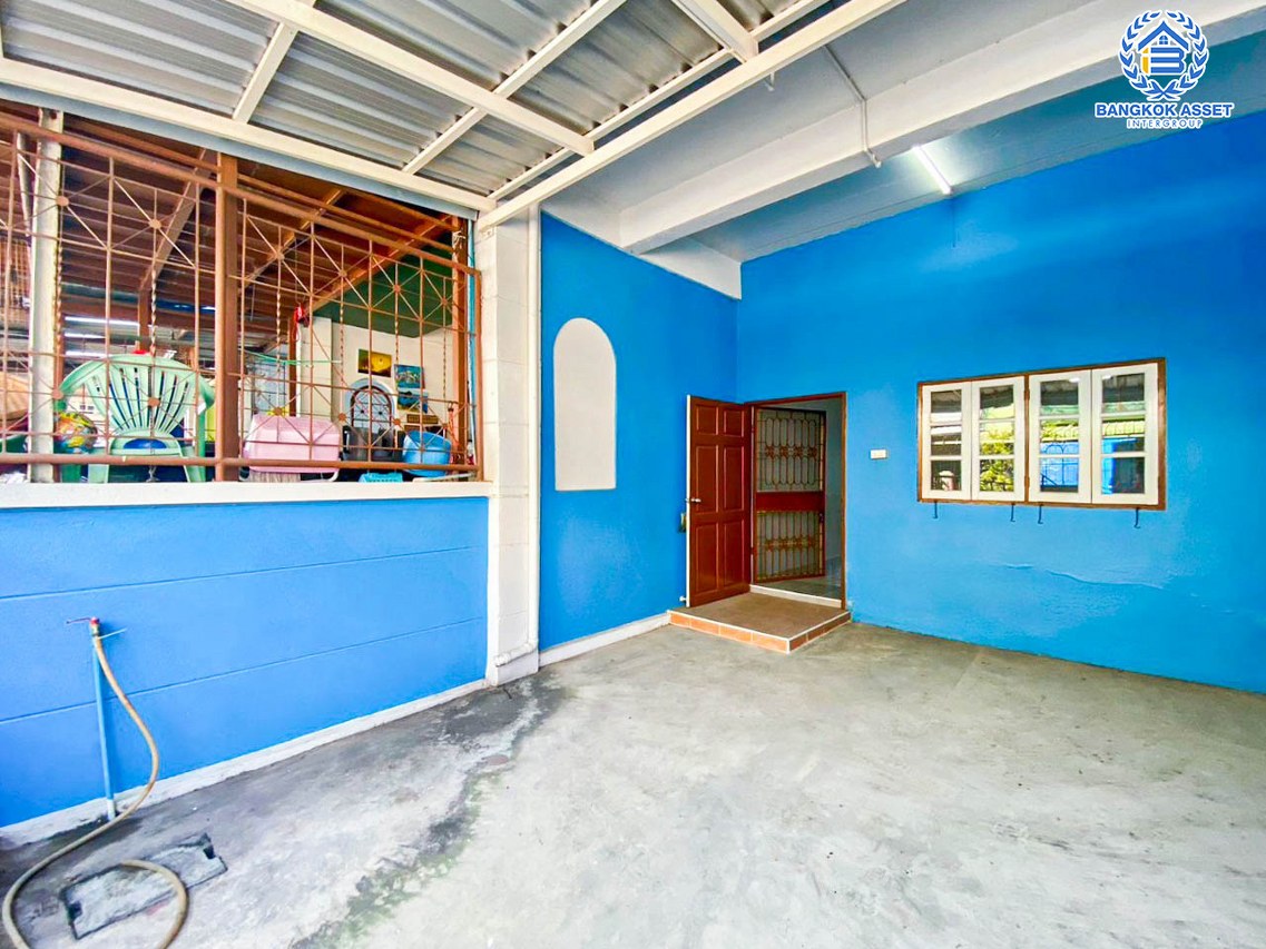 *****ทาวน์เฮ้าส์มือสองนนทบุรี หมู่บ้าน บุษบาวิลล์ ราชพฤกษ์ เนื้อที่กว้างเกือบ 22 ตร.ว. ฟังก์ชัน 2 ห้องนอน 2 ห้องน้ำ 1 ที่จอดรถ บ้านสภาพดี บนทำเลเยี่ยม เชื่อมต่อถนนรัตนาธิเบศร์, ถนนราชพฤกษ์ เพียง 10 นาทีก็ถึงรถไฟฟ้าสายสีม่วง "สถานีบางรักน้อย ท่าอิฐ" จองด่วน!