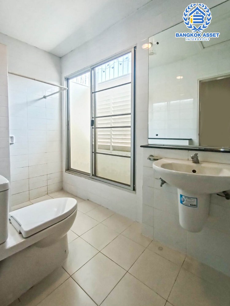 *****ทาวน์เฮ้าส์มือสอง โครงการ เดอะวิลล่า ท่าอิฐ เนื้อที่กว้าง 19.30 ตร.ว. ฟังก์ชัน 3 ห้องนอน 2 ห้องน้ำ 1 ที่จอดรถ ภายในสภาพดี ใกล้ตัวเมือง บนทำเลเดินทางสะดวก เชื่อมต่อถนนรัตนาธิเบศร์ ใกล้รถไฟฟ้าสายสีม่วง "สถานีบางรักน้อยท่าอิฐ" และจุดขึ้นทางด่วน "ศรีรัช"...