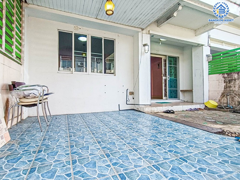 *****ทาวน์เฮ้าส์มือสอง โครงการ เดอะวิลล่า ท่าอิฐ เนื้อที่กว้าง 19.30 ตร.ว. ฟังก์ชัน 3 ห้องนอน 2 ห้องน้ำ 1 ที่จอดรถ ภายในสภาพดี ใกล้ตัวเมือง บนทำเลเดินทางสะดวก เชื่อมต่อถนนรัตนาธิเบศร์ ใกล้รถไฟฟ้าสายสีม่วง "สถานีบางรักน้อยท่าอิฐ" และจุดขึ้นทางด่วน "ศรีรัช"...