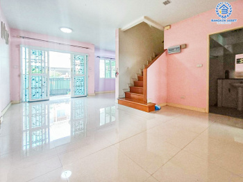 *****ทาวน์เฮ้าส์มือสอง โครงการ เดอะวิลล่า ท่าอิฐ เนื้อที่กว้าง 19.30 ตร.ว. ฟังก์ชัน 3 ห้องนอน 2 ห้องน้ำ 1 ที่จอดรถ ภายในสภาพดี ใกล้ตัวเมือง บนทำเลเดินทางสะดวก เชื่อมต่อถนนรัตนาธิเบศร์ ใกล้รถไฟฟ้าสายสีม่วง "สถานีบางรักน้อยท่าอิฐ" และจุดขึ้นทางด่วน "ศรีรัช"...