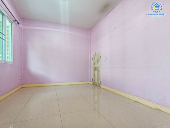 *****ทาวน์เฮ้าส์มือสอง โครงการ เดอะวิลล่า ท่าอิฐ เนื้อที่กว้าง 19.30 ตร.ว. ฟังก์ชัน 3 ห้องนอน 2 ห้องน้ำ 1 ที่จอดรถ ภายในสภาพดี ใกล้ตัวเมือง บนทำเลเดินทางสะดวก เชื่อมต่อถนนรัตนาธิเบศร์ ใกล้รถไฟฟ้าสายสีม่วง "สถานีบางรักน้อยท่าอิฐ" และจุดขึ้นทางด่วน "ศรีรัช"...