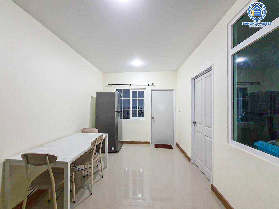 *****ทาวน์เฮ้าส์มือสองนนทบุรี โครงการ โกลเด้นทาวน์ รัตนาธิเบศร์-เวสต์เกต เนื้อที่ 17.3 ตร.ว. ฟังก์ชัน 3 ห้องนอน 2 ห้องน้ำ 1 ที่จอดรถ ต่อเติมโรงจอดรถ ห้องครัว-เคาน์เตอร์เรียบร้อย บนทำเลดี เพียง 10 นาทีก็ถึงรถไฟฟ้าสายสีม่วง "สถานีบางพลู" และยังใกล้ทางด่วน "ศรีรัช" จองเลย!