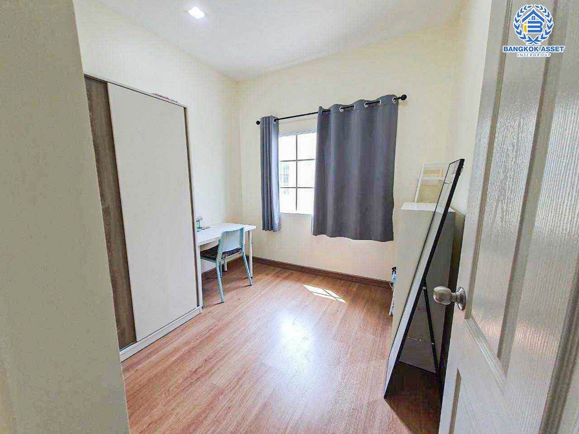 *****ทาวน์เฮ้าส์มือสองนนทบุรี โครงการ โกลเด้นทาวน์ รัตนาธิเบศร์-เวสต์เกต เนื้อที่ 17.3 ตร.ว. ฟังก์ชัน 3 ห้องนอน 2 ห้องน้ำ 1 ที่จอดรถ ต่อเติมโรงจอดรถ ห้องครัว-เคาน์เตอร์เรียบร้อย บนทำเลดี เพียง 10 นาทีก็ถึงรถไฟฟ้าสายสีม่วง "สถานีบางพลู" และยังใกล้ทางด่วน "ศรีรัช" จองเลย!