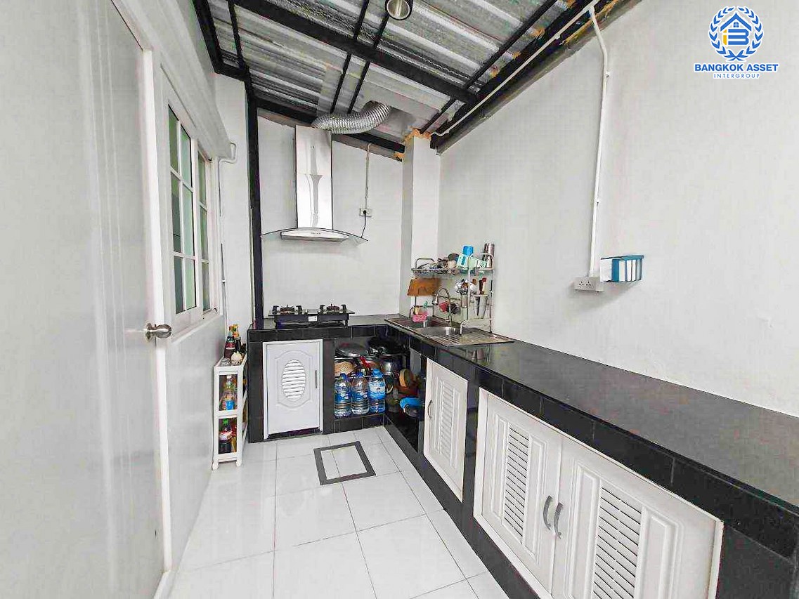 *****ทาวน์เฮ้าส์มือสองนนทบุรี โครงการ โกลเด้นทาวน์ รัตนาธิเบศร์-เวสต์เกต เนื้อที่ 17.3 ตร.ว. ฟังก์ชัน 3 ห้องนอน 2 ห้องน้ำ 1 ที่จอดรถ ต่อเติมโรงจอดรถ ห้องครัว-เคาน์เตอร์เรียบร้อย บนทำเลดี เพียง 10 นาทีก็ถึงรถไฟฟ้าสายสีม่วง "สถานีบางพลู" และยังใกล้ทางด่วน "ศรีรัช" จองเลย!