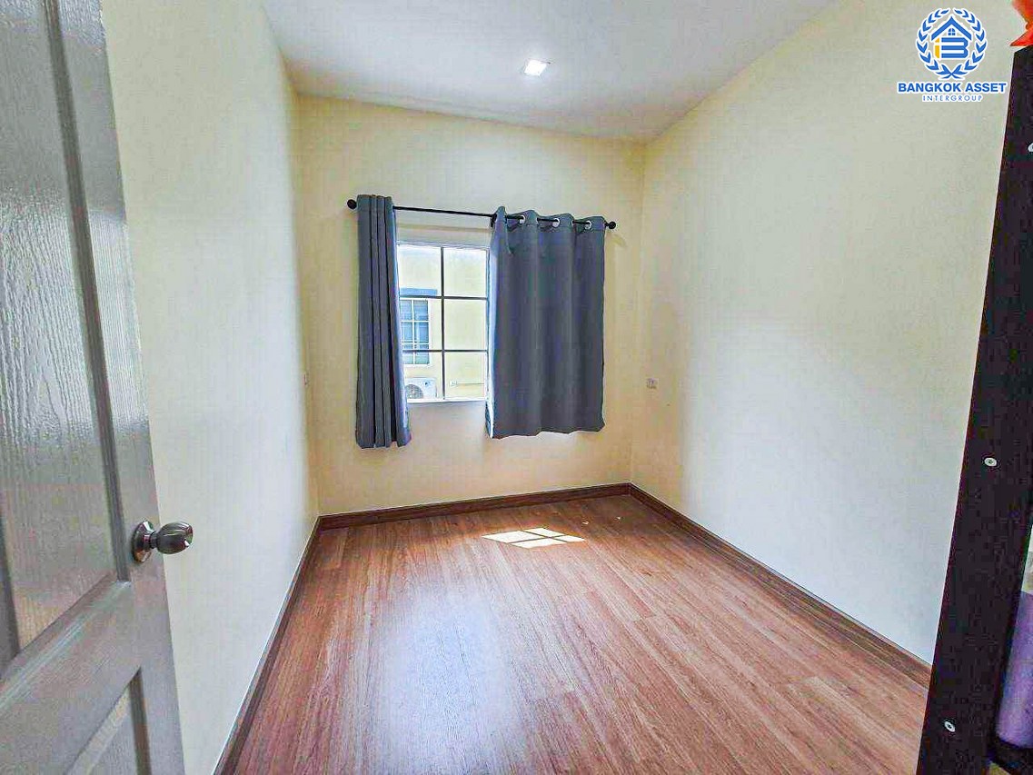 *****ทาวน์เฮ้าส์มือสองนนทบุรี โครงการ โกลเด้นทาวน์ รัตนาธิเบศร์-เวสต์เกต เนื้อที่ 17.3 ตร.ว. ฟังก์ชัน 3 ห้องนอน 2 ห้องน้ำ 1 ที่จอดรถ ต่อเติมโรงจอดรถ ห้องครัว-เคาน์เตอร์เรียบร้อย บนทำเลดี เพียง 10 นาทีก็ถึงรถไฟฟ้าสายสีม่วง "สถานีบางพลู" และยังใกล้ทางด่วน "ศรีรัช" จองเลย!