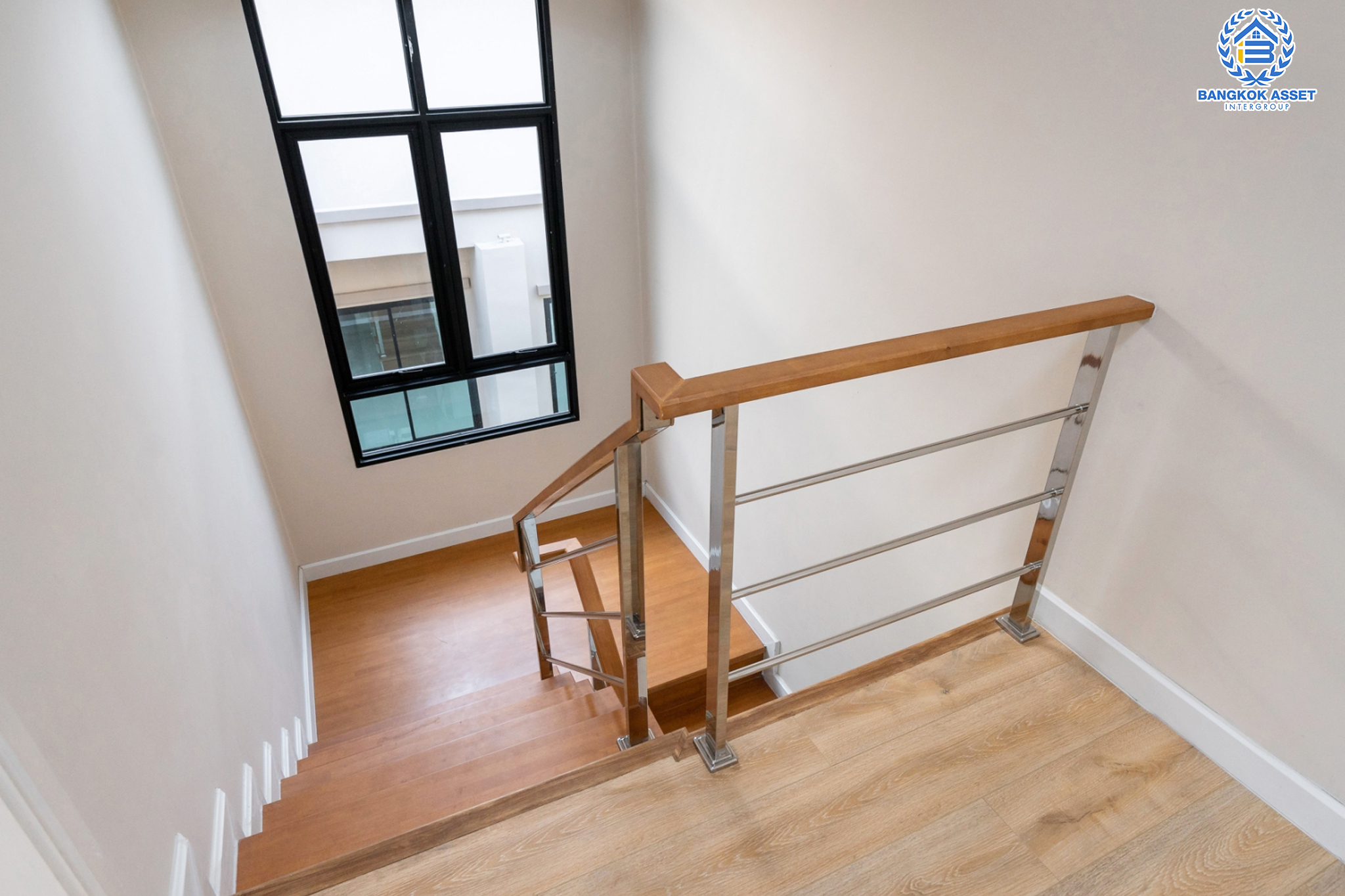 *****บ้านแฝดมือหนึ่ง โครงการ ภานุวัชร2 รัตนาธิเบศร์-ท่าอิฐ หลังมุม เนื้อที่ 41.40 ตร.ว. ฟังก์ชัน 3 ห้องนอน 3 ห้องน้ำ 2 ที่จอดรถ สภาพใหม่ สไตล์โมเดิร์น บนทำเลเดินทางสะดวก เชื่อมต่อถนนรัตนาธิเบศร์ ใกล้รถไฟฟ้าสายสีม่วง "สถานีไทรม้า" และจุดขึ้นทางด่วน "ศรีรัช"