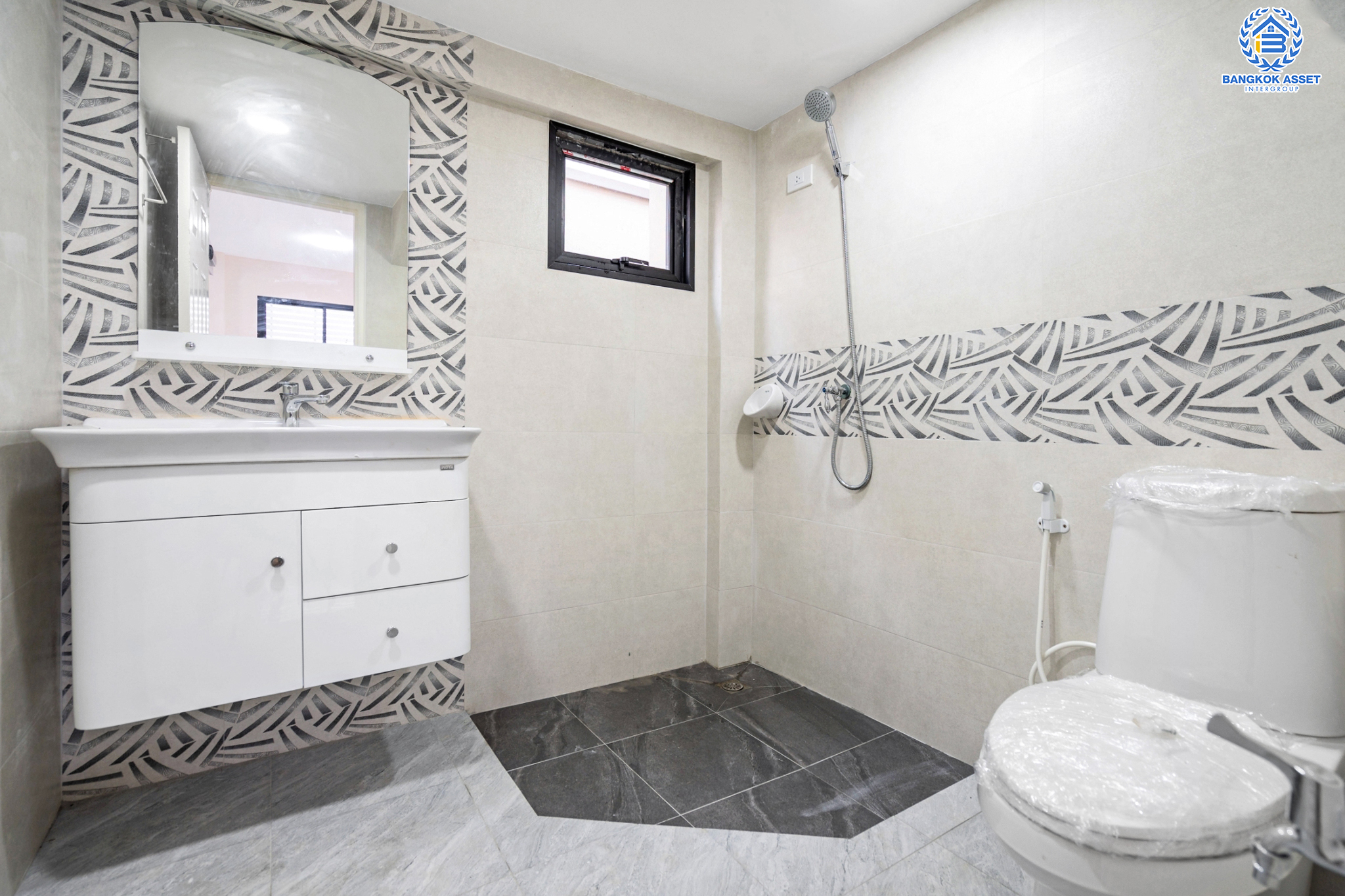 *****บ้านแฝดมือหนึ่ง โครงการ ภานุวัชร2 รัตนาธิเบศร์-ท่าอิฐ หลังมุม เนื้อที่ 41.40 ตร.ว. ฟังก์ชัน 3 ห้องนอน 3 ห้องน้ำ 2 ที่จอดรถ สภาพใหม่ สไตล์โมเดิร์น บนทำเลเดินทางสะดวก เชื่อมต่อถนนรัตนาธิเบศร์ ใกล้รถไฟฟ้าสายสีม่วง "สถานีไทรม้า" และจุดขึ้นทางด่วน "ศรีรัช"