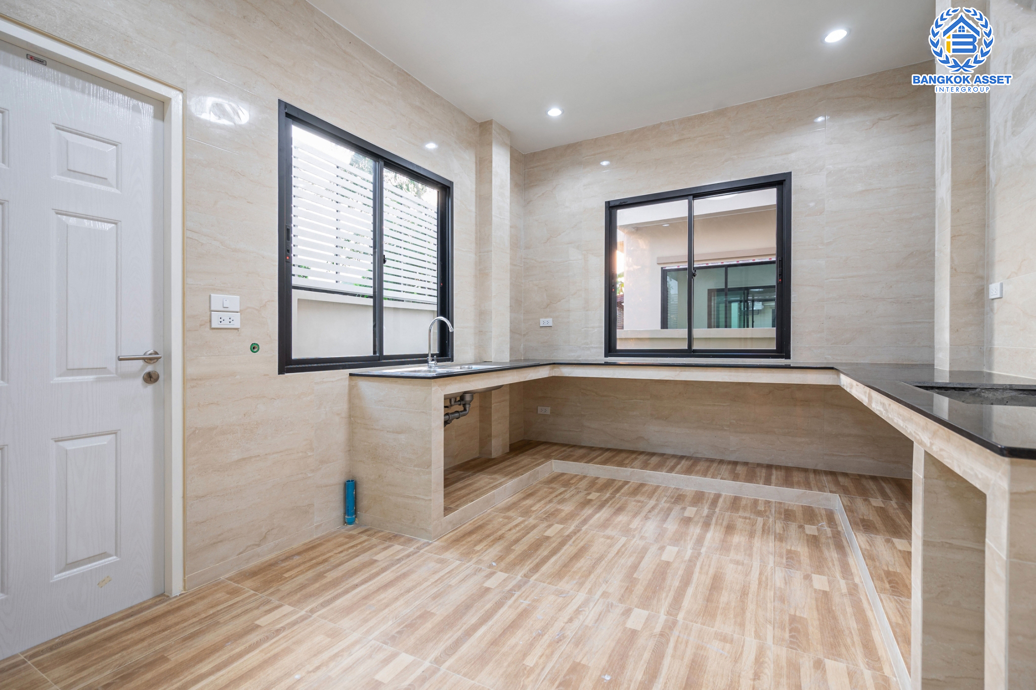 *****บ้านแฝดมือหนึ่ง โครงการ ภานุวัชร2 รัตนาธิเบศร์-ท่าอิฐ หลังมุม เนื้อที่ 41.40 ตร.ว. ฟังก์ชัน 3 ห้องนอน 3 ห้องน้ำ 2 ที่จอดรถ สภาพใหม่ สไตล์โมเดิร์น บนทำเลเดินทางสะดวก เชื่อมต่อถนนรัตนาธิเบศร์ ใกล้รถไฟฟ้าสายสีม่วง "สถานีไทรม้า" และจุดขึ้นทางด่วน "ศรีรัช"