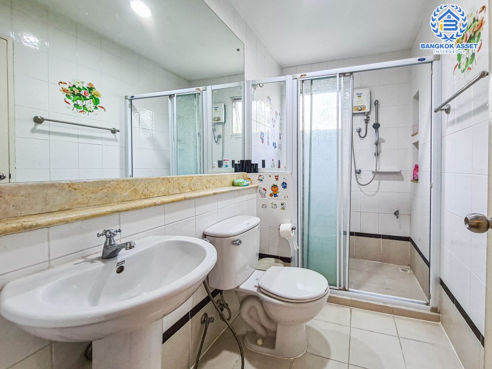 *****บ้านเดี่ยวมือสอง โครงการ นันทวัน พระราม5 เนื้อที่กว้าง 72 ตร.ว. ฟังก์ชัน 3 ห้องนอน 3 ห้องน้ำ 2 ที่จอดรถ บ้านหลังใหญ่ สภาพภายในดีมาก บนทำเลติด ถนนนครอินทร์ เดินทางสะดวก ใกล้รถไฟฟ้าสายสีม่วง "สถานีบางรักใหญ่" จองเลย