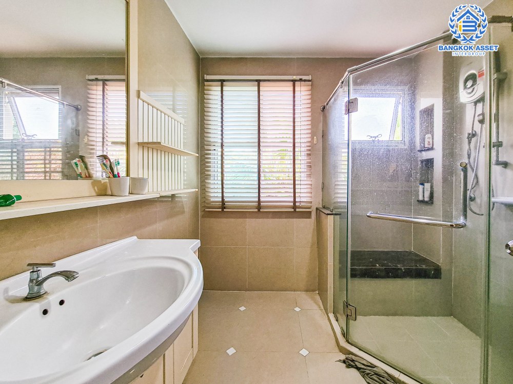 *****บ้านเดี่ยวมือสอง โครงการ นันทวัน พระราม5 เนื้อที่กว้าง 72 ตร.ว. ฟังก์ชัน 3 ห้องนอน 3 ห้องน้ำ 2 ที่จอดรถ บ้านหลังใหญ่ สภาพภายในดีมาก บนทำเลติด ถนนนครอินทร์ เดินทางสะดวก ใกล้รถไฟฟ้าสายสีม่วง "สถานีบางรักใหญ่" จองเลย