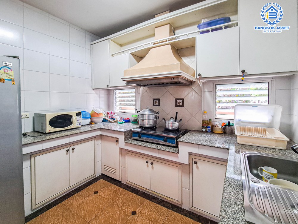 *****บ้านเดี่ยวมือสอง โครงการ นันทวัน พระราม5 เนื้อที่กว้าง 72 ตร.ว. ฟังก์ชัน 3 ห้องนอน 3 ห้องน้ำ 2 ที่จอดรถ บ้านหลังใหญ่ สภาพภายในดีมาก บนทำเลติด ถนนนครอินทร์ เดินทางสะดวก ใกล้รถไฟฟ้าสายสีม่วง "สถานีบางรักใหญ่" จองเลย