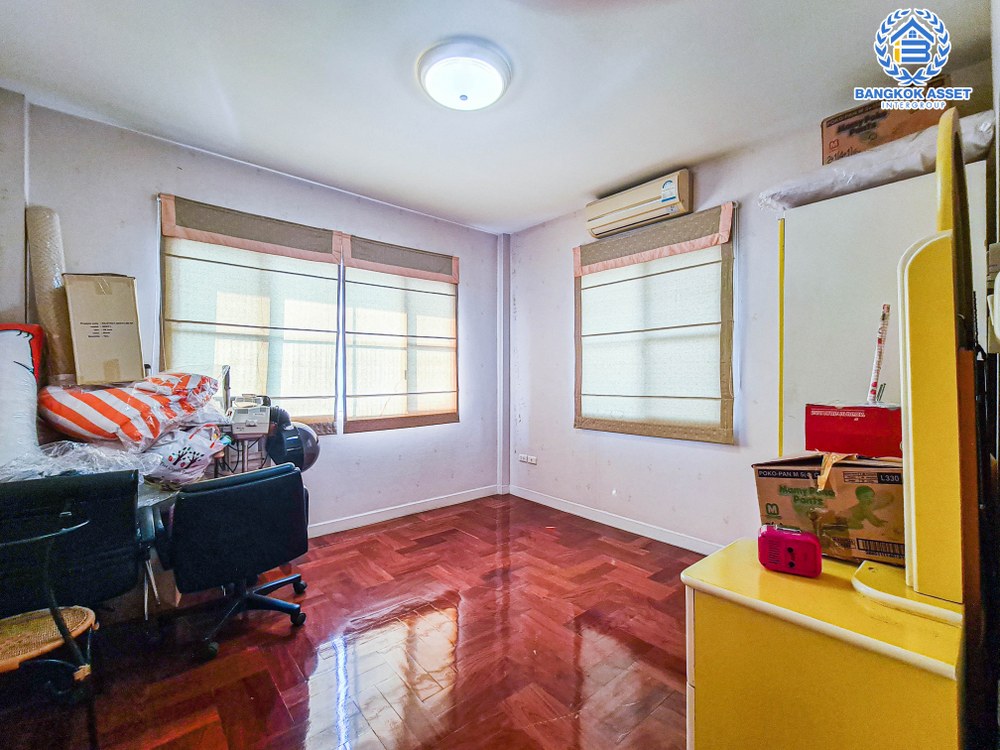 *****บ้านเดี่ยวมือสอง โครงการ นันทวัน พระราม5 เนื้อที่กว้าง 72 ตร.ว. ฟังก์ชัน 3 ห้องนอน 3 ห้องน้ำ 2 ที่จอดรถ บ้านหลังใหญ่ สภาพภายในดีมาก บนทำเลติด ถนนนครอินทร์ เดินทางสะดวก ใกล้รถไฟฟ้าสายสีม่วง "สถานีบางรักใหญ่" จองเลย