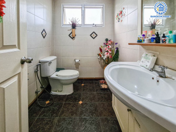 *****บ้านเดี่ยวมือสอง โครงการ นันทวัน พระราม5 เนื้อที่กว้าง 72 ตร.ว. ฟังก์ชัน 3 ห้องนอน 3 ห้องน้ำ 2 ที่จอดรถ บ้านหลังใหญ่ สภาพภายในดีมาก บนทำเลติด ถนนนครอินทร์ เดินทางสะดวก ใกล้รถไฟฟ้าสายสีม่วง "สถานีบางรักใหญ่" จองเลย