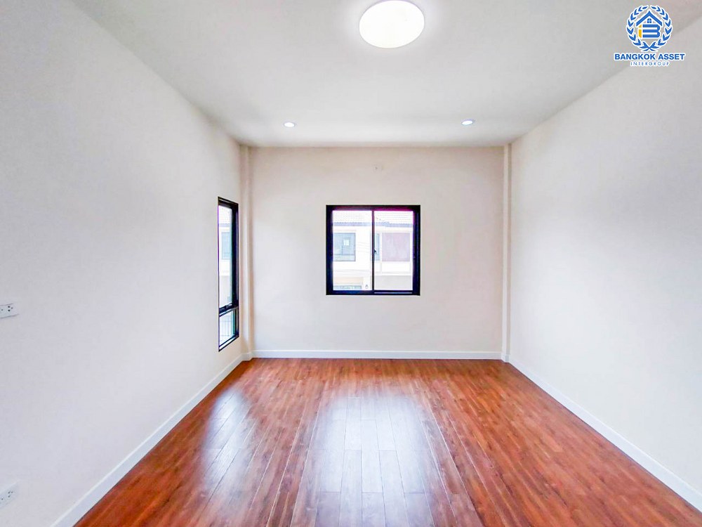 *****บ้านเดี่ยวมือหนึ่ง โครงการ ภานุวัชร2 รัตนาธิเบศร์-ท่าอิฐ หลังมุม เนื้อที่ 85.50 ตร.ว. ฟังก์ชัน 3 ห้องนอน 3 ห้องน้ำ 2 ที่จอดรถ สภาพเหมือนมือหนึ่ง บนทำเลเดินทางสะดวก เข้า-ออกได้ทั้งถนนรัตนาธิเบศร์ ถนนราชพฤกษ์ ใกล้รถไฟฟ้าสายสีม่วง "สถานีไทรม้า" และทางด่วน "ศรีรัช"