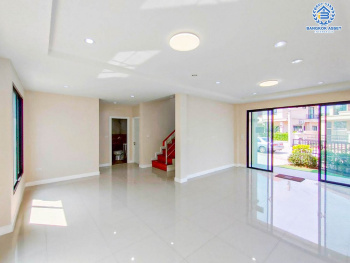 *****บ้านเดี่ยวมือหนึ่ง โครงการ ภานุวัชร2 รัตนาธิเบศร์-ท่าอิฐ หลังมุม เนื้อที่ 85.50 ตร.ว. ฟังก์ชัน 3 ห้องนอน 3 ห้องน้ำ 2 ที่จอดรถ สภาพเหมือนมือหนึ่ง บนทำเลเดินทางสะดวก เข้า-ออกได้ทั้งถนนรัตนาธิเบศร์ ถนนราชพฤกษ์ ใกล้รถไฟฟ้าสายสีม่วง "สถานีไทรม้า" และทางด่วน "ศรีรัช"