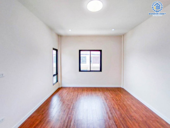 *****บ้านเดี่ยวมือหนึ่ง โครงการ ภานุวัชร2 รัตนาธิเบศร์-ท่าอิฐ หลังมุม เนื้อที่ 85.50 ตร.ว. ฟังก์ชัน 3 ห้องนอน 3 ห้องน้ำ 2 ที่จอดรถ สภาพเหมือนมือหนึ่ง บนทำเลเดินทางสะดวก เข้า-ออกได้ทั้งถนนรัตนาธิเบศร์ ถนนราชพฤกษ์ ใกล้รถไฟฟ้าสายสีม่วง "สถานีไทรม้า" และทางด่วน "ศรีรัช"