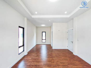 *****บ้านเดี่ยวมือหนึ่ง โครงการ ภานุวัชร2 รัตนาธิเบศร์-ท่าอิฐ หลังมุม เนื้อที่ 85.50 ตร.ว. ฟังก์ชัน 3 ห้องนอน 3 ห้องน้ำ 2 ที่จอดรถ สภาพเหมือนมือหนึ่ง บนทำเลเดินทางสะดวก เข้า-ออกได้ทั้งถนนรัตนาธิเบศร์ ถนนราชพฤกษ์ ใกล้รถไฟฟ้าสายสีม่วง "สถานีไทรม้า" และทางด่วน "ศรีรัช"