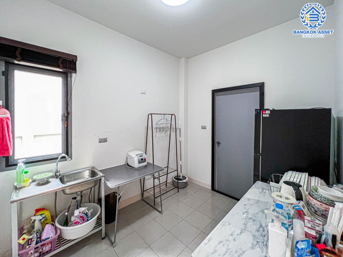 บ้านเดี่ยวมือสองนนทบุรี โครงการ เพอร์เฟคเพลส3 รัตนาธิเบศร์ เนื้อที่กว้าง 52 ตร.ว. ฟังก์ชัน 3 ห้องนอน 3 ห้องน้ำ 2 ที่จอดรถ บ้านสวย บนทำเลดี เชื่อมต่อทุกการเดินทาง ใกล้รถไฟฟ้าสายสีม่วง "สถานีไทรม้า", ทางด่วน "งามวงศ์วาน" และเซ็นทรัลรัตนาธิเบศร์ ในราคาถูก!