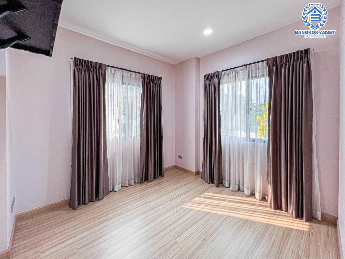 บ้านเดี่ยวมือสองนนทบุรี โครงการ เพอร์เฟคเพลส3 รัตนาธิเบศร์ เนื้อที่กว้าง 52 ตร.ว. ฟังก์ชัน 3 ห้องนอน 3 ห้องน้ำ 2 ที่จอดรถ บ้านสวย บนทำเลดี เชื่อมต่อทุกการเดินทาง ใกล้รถไฟฟ้าสายสีม่วง "สถานีไทรม้า", ทางด่วน "งามวงศ์วาน" และเซ็นทรัลรัตนาธิเบศร์ ในราคาถูก!