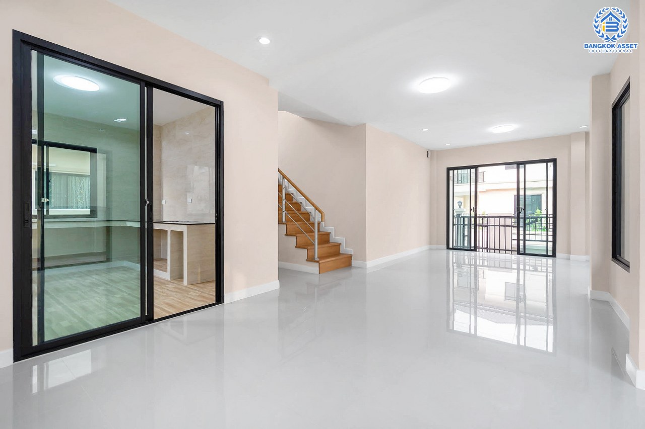 *****บ้านแฝดมือหนึ่งนนทบุรี โครงการ ภานุวัชร2 รัตนาธิเบศร์-ท่าอิฐ เนื้อที่ 47.6 ตร.ว. ฟังก์ชัน 3 ห้องนอน 3 ห้องน้ำ 2 ที่จอดรถ บ้านพร้อมอยู่ บนทำเลเข้า-ออกได้หลายเส้นทาง เชื่อมต่อถนนราชพฤกษ์ ใกล้รถไฟฟ้าสายสีม่วง "สถานีบางรักน้อยท่าอิฐ" เพียง 12 นาทีเท่านั้น!