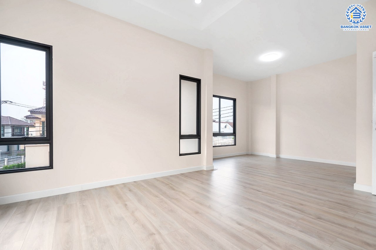 *****บ้านแฝดมือหนึ่งนนทบุรี โครงการ ภานุวัชร2 รัตนาธิเบศร์-ท่าอิฐ เนื้อที่ 47.6 ตร.ว. ฟังก์ชัน 3 ห้องนอน 3 ห้องน้ำ 2 ที่จอดรถ บ้านพร้อมอยู่ บนทำเลเข้า-ออกได้หลายเส้นทาง เชื่อมต่อถนนราชพฤกษ์ ใกล้รถไฟฟ้าสายสีม่วง "สถานีบางรักน้อยท่าอิฐ" เพียง 12 นาทีเท่านั้น!