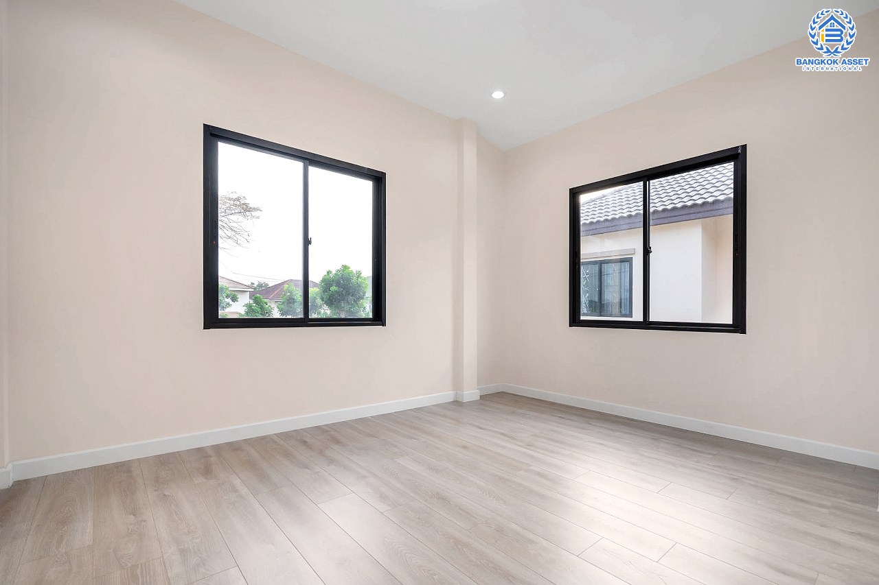 *****บ้านแฝดมือหนึ่งนนทบุรี โครงการ ภานุวัชร2 รัตนาธิเบศร์-ท่าอิฐ เนื้อที่ 47.6 ตร.ว. ฟังก์ชัน 3 ห้องนอน 3 ห้องน้ำ 2 ที่จอดรถ บ้านพร้อมอยู่ บนทำเลเข้า-ออกได้หลายเส้นทาง เชื่อมต่อถนนราชพฤกษ์ ใกล้รถไฟฟ้าสายสีม่วง "สถานีบางรักน้อยท่าอิฐ" เพียง 12 นาทีเท่านั้น!