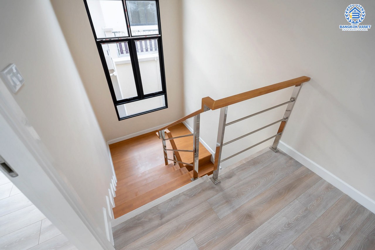 *****บ้านแฝดมือหนึ่งนนทบุรี โครงการ ภานุวัชร2 รัตนาธิเบศร์-ท่าอิฐ เนื้อที่ 47.6 ตร.ว. ฟังก์ชัน 3 ห้องนอน 3 ห้องน้ำ 2 ที่จอดรถ บ้านพร้อมอยู่ บนทำเลเข้า-ออกได้หลายเส้นทาง เชื่อมต่อถนนราชพฤกษ์ ใกล้รถไฟฟ้าสายสีม่วง "สถานีบางรักน้อยท่าอิฐ" เพียง 12 นาทีเท่านั้น!