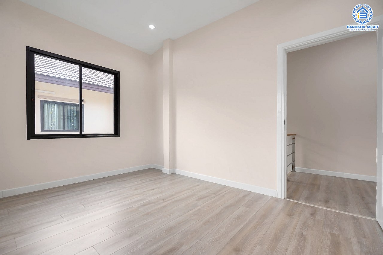 *****บ้านแฝดมือหนึ่งนนทบุรี โครงการ ภานุวัชร2 รัตนาธิเบศร์-ท่าอิฐ เนื้อที่ 47.6 ตร.ว. ฟังก์ชัน 3 ห้องนอน 3 ห้องน้ำ 2 ที่จอดรถ บ้านพร้อมอยู่ บนทำเลเข้า-ออกได้หลายเส้นทาง เชื่อมต่อถนนราชพฤกษ์ ใกล้รถไฟฟ้าสายสีม่วง "สถานีบางรักน้อยท่าอิฐ" เพียง 12 นาทีเท่านั้น!