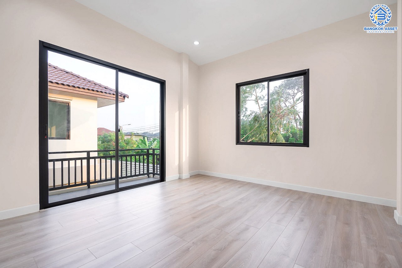 *****บ้านแฝดมือหนึ่งนนทบุรี โครงการ ภานุวัชร2 รัตนาธิเบศร์-ท่าอิฐ เนื้อที่ 47.6 ตร.ว. ฟังก์ชัน 3 ห้องนอน 3 ห้องน้ำ 2 ที่จอดรถ บ้านพร้อมอยู่ บนทำเลเข้า-ออกได้หลายเส้นทาง เชื่อมต่อถนนราชพฤกษ์ ใกล้รถไฟฟ้าสายสีม่วง "สถานีบางรักน้อยท่าอิฐ" เพียง 12 นาทีเท่านั้น!