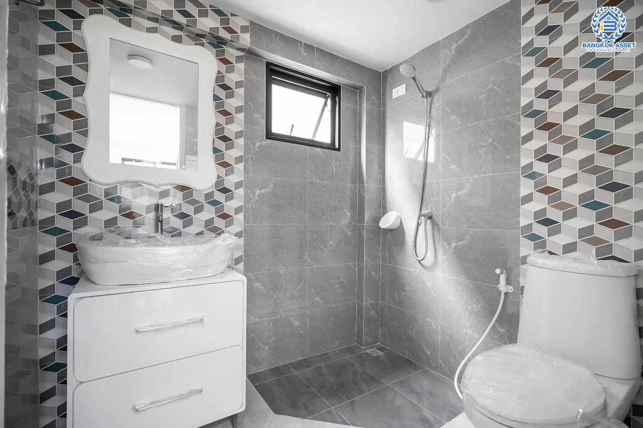 *****บ้านแฝดมือหนึ่งนนทบุรี โครงการ ภานุวัชร2 รัตนาธิเบศร์-ท่าอิฐ เนื้อที่ 47.6 ตร.ว. ฟังก์ชัน 3 ห้องนอน 3 ห้องน้ำ 2 ที่จอดรถ บ้านพร้อมอยู่ บนทำเลเข้า-ออกได้หลายเส้นทาง เชื่อมต่อถนนราชพฤกษ์ ใกล้รถไฟฟ้าสายสีม่วง "สถานีบางรักน้อยท่าอิฐ" เพียง 12 นาทีเท่านั้น!