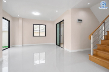 *****บ้านแฝดมือหนึ่งนนทบุรี โครงการ ภานุวัชร2 รัตนาธิเบศร์-ท่าอิฐ เนื้อที่ 47.6 ตร.ว. ฟังก์ชัน 3 ห้องนอน 3 ห้องน้ำ 2 ที่จอดรถ บ้านพร้อมอยู่ บนทำเลเข้า-ออกได้หลายเส้นทาง เชื่อมต่อถนนราชพฤกษ์ ใกล้รถไฟฟ้าสายสีม่วง "สถานีบางรักน้อยท่าอิฐ" เพียง 12 นาทีเท่านั้น!