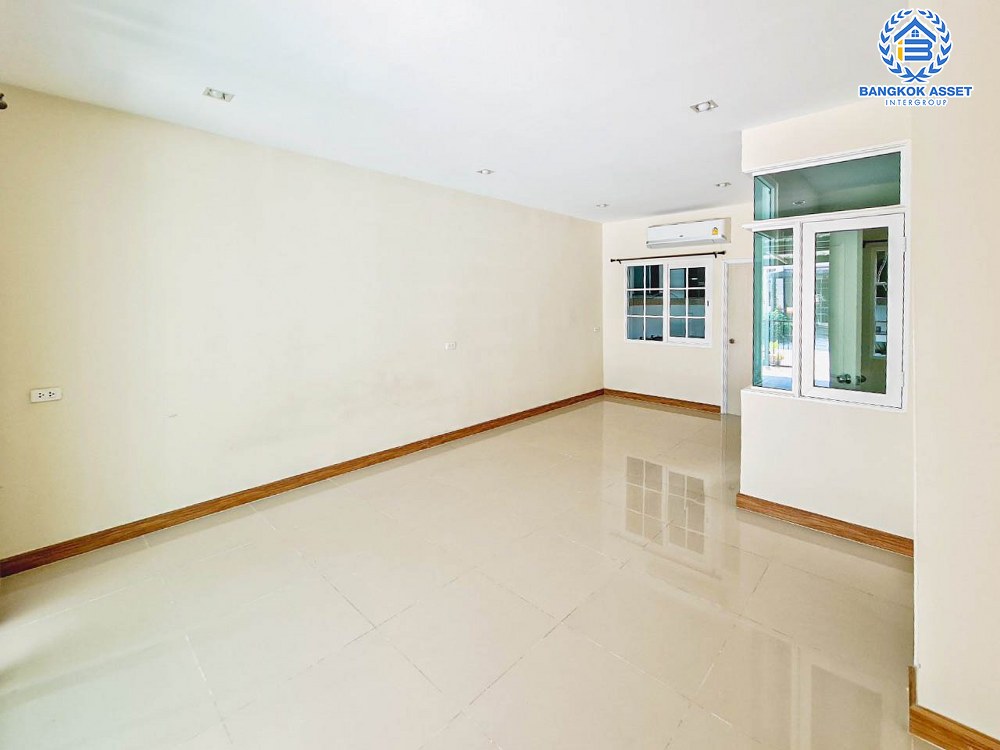 *****ทาวน์เฮ้าส์มือสอง โครงการ โกลเด้นทาวน์ วิภาวดี-แจ้งวัฒนะ เนื้อที่ 19 ตร.ว. ฟังก์ชัน 4 ห้องนอน 2 ห้องน้ำ 2 ที่จอดรถ บนทำเลเดินทางสะดวก เชื่อมต่อแจ้งวัฒนะ ถนนเลียบคลองปะปา ถนนสรงประภา ใกล้รถไฟฟ้าสายสีแดง "สถานีรังสิต" และทางด่วน "ศรีสมาน"