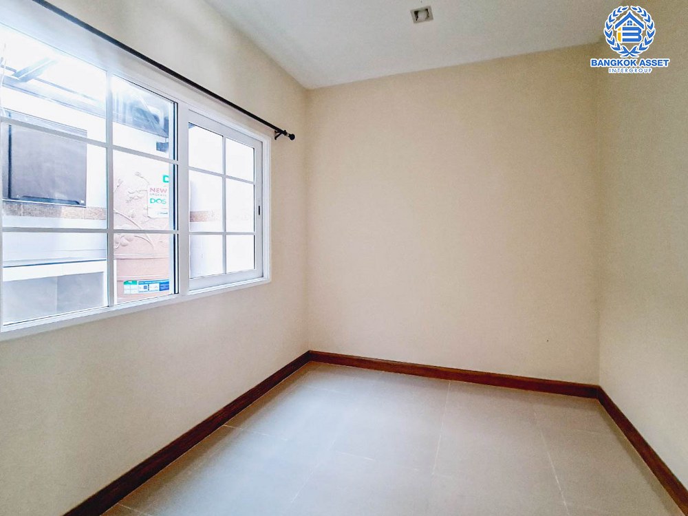 *****ทาวน์เฮ้าส์มือสอง โครงการ โกลเด้นทาวน์ วิภาวดี-แจ้งวัฒนะ เนื้อที่ 19 ตร.ว. ฟังก์ชัน 4 ห้องนอน 2 ห้องน้ำ 2 ที่จอดรถ บนทำเลเดินทางสะดวก เชื่อมต่อแจ้งวัฒนะ ถนนเลียบคลองปะปา ถนนสรงประภา ใกล้รถไฟฟ้าสายสีแดง "สถานีรังสิต" และทางด่วน "ศรีสมาน"