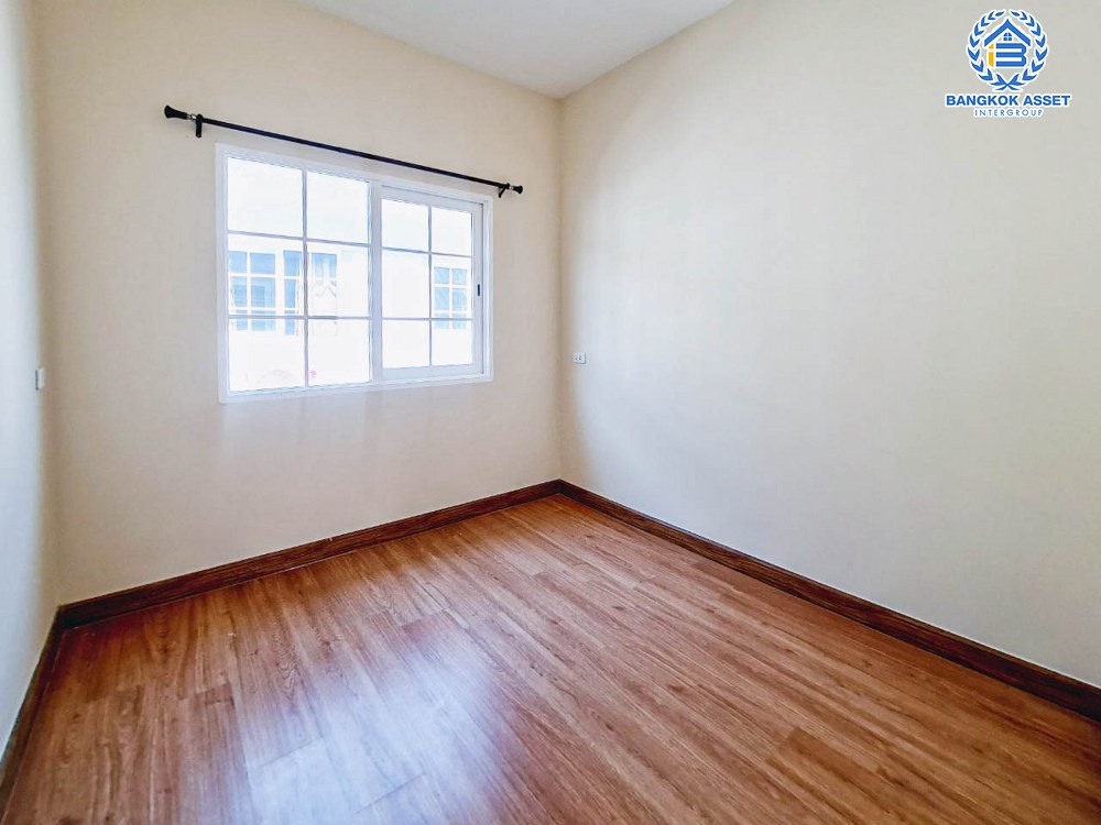 *****ทาวน์เฮ้าส์มือสอง โครงการ โกลเด้นทาวน์ วิภาวดี-แจ้งวัฒนะ เนื้อที่ 19 ตร.ว. ฟังก์ชัน 4 ห้องนอน 2 ห้องน้ำ 2 ที่จอดรถ บนทำเลเดินทางสะดวก เชื่อมต่อแจ้งวัฒนะ ถนนเลียบคลองปะปา ถนนสรงประภา ใกล้รถไฟฟ้าสายสีแดง "สถานีรังสิต" และทางด่วน "ศรีสมาน"