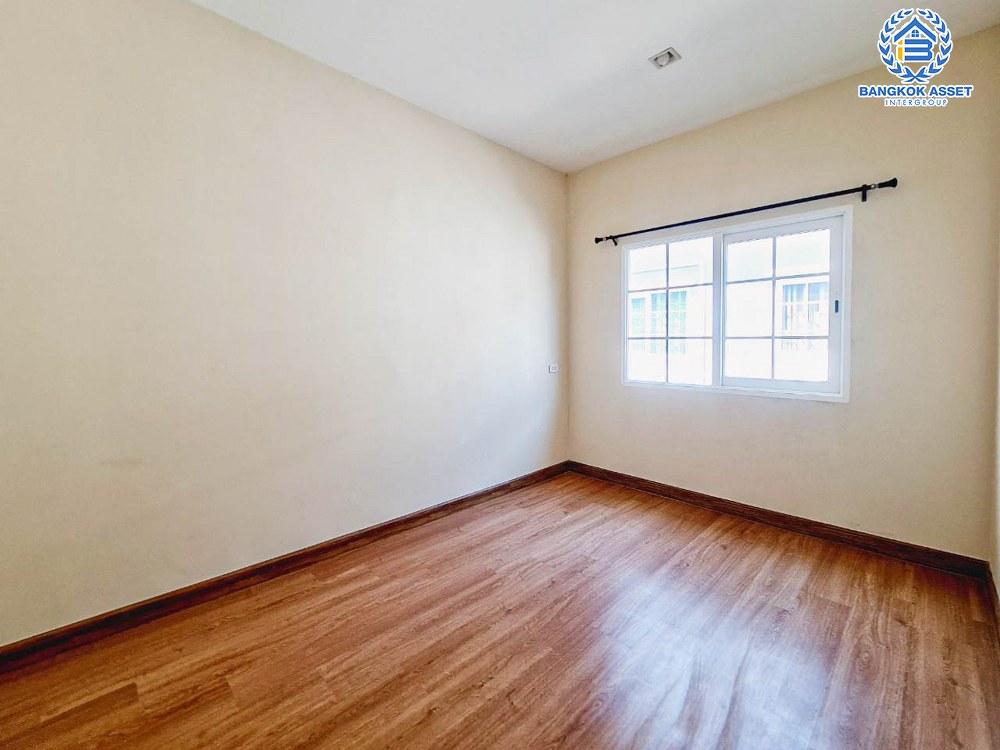 *****ทาวน์เฮ้าส์มือสอง โครงการ โกลเด้นทาวน์ วิภาวดี-แจ้งวัฒนะ เนื้อที่ 19 ตร.ว. ฟังก์ชัน 4 ห้องนอน 2 ห้องน้ำ 2 ที่จอดรถ บนทำเลเดินทางสะดวก เชื่อมต่อแจ้งวัฒนะ ถนนเลียบคลองปะปา ถนนสรงประภา ใกล้รถไฟฟ้าสายสีแดง "สถานีรังสิต" และทางด่วน "ศรีสมาน"