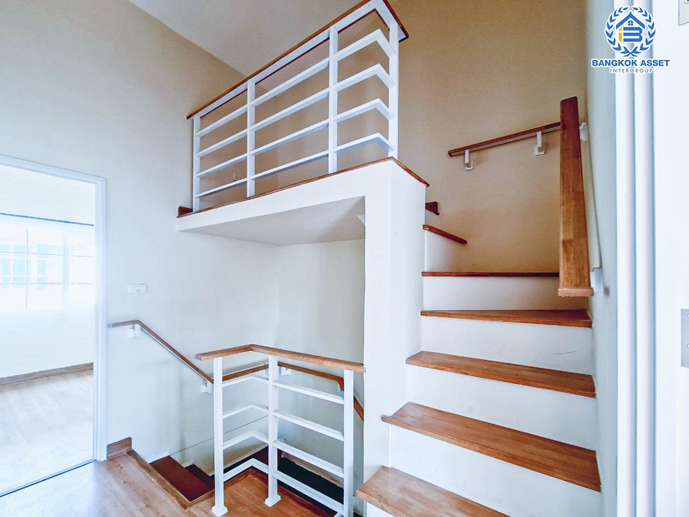 *****ทาวน์เฮ้าส์มือสอง โครงการ โกลเด้นทาวน์ วิภาวดี-แจ้งวัฒนะ เนื้อที่ 19 ตร.ว. ฟังก์ชัน 4 ห้องนอน 2 ห้องน้ำ 2 ที่จอดรถ บนทำเลเดินทางสะดวก เชื่อมต่อแจ้งวัฒนะ ถนนเลียบคลองปะปา ถนนสรงประภา ใกล้รถไฟฟ้าสายสีแดง "สถานีรังสิต" และทางด่วน "ศรีสมาน"